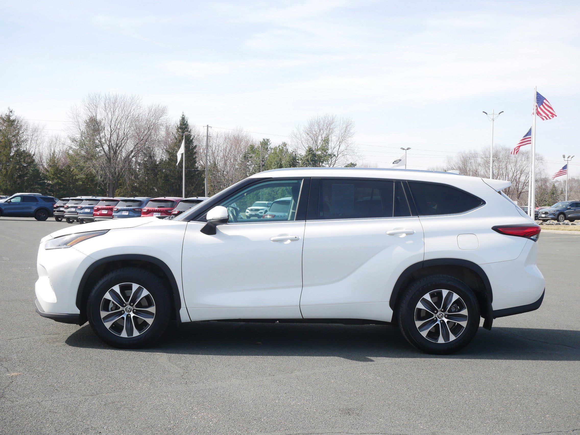 Used 2021 Toyota Highlander XLE with VIN 5TDGZRBH8MS105867 for sale in Hastings, Minnesota