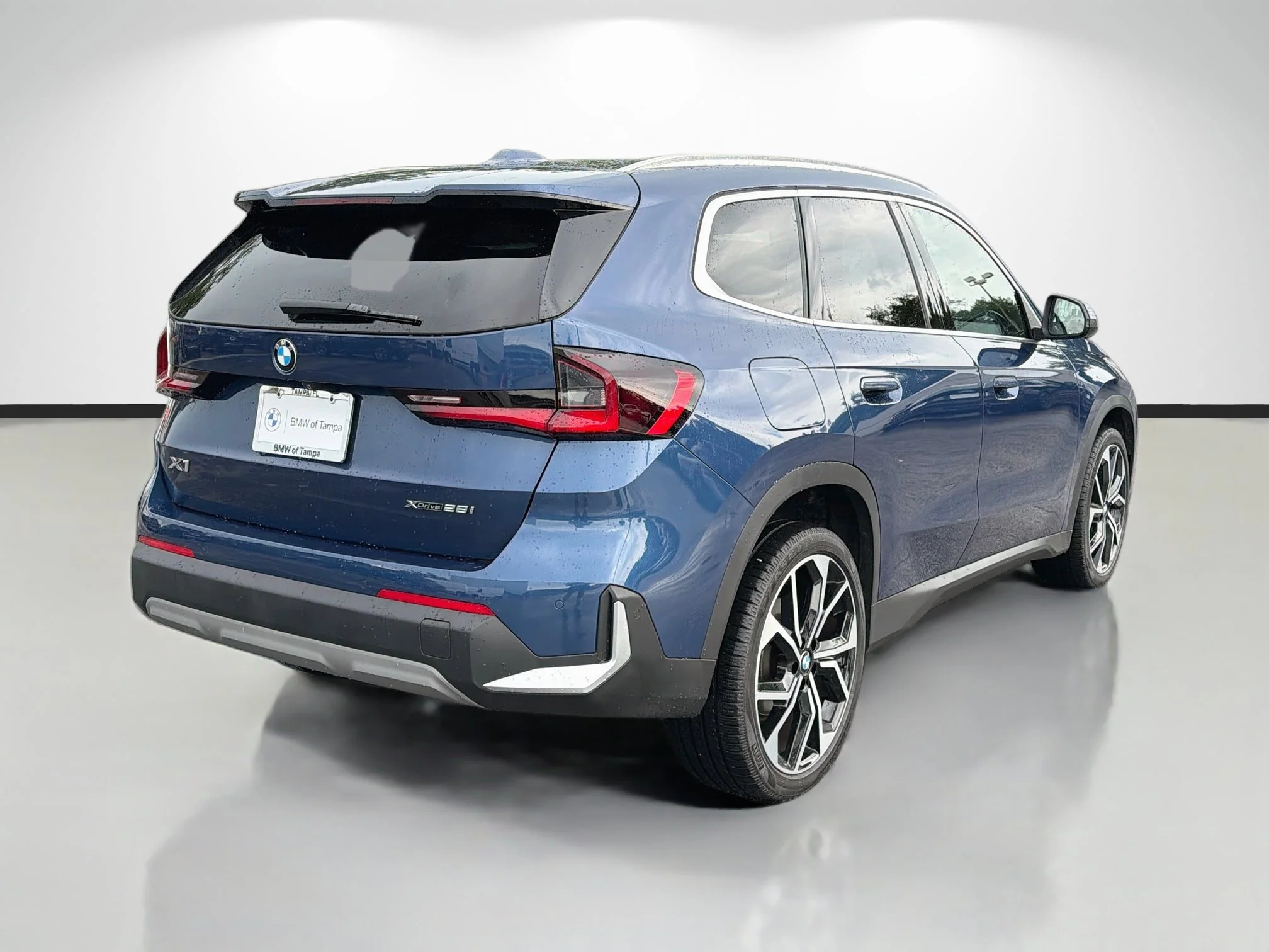 Used 2023 Phytonic Blue Metallic BMW xDrive28i image 3