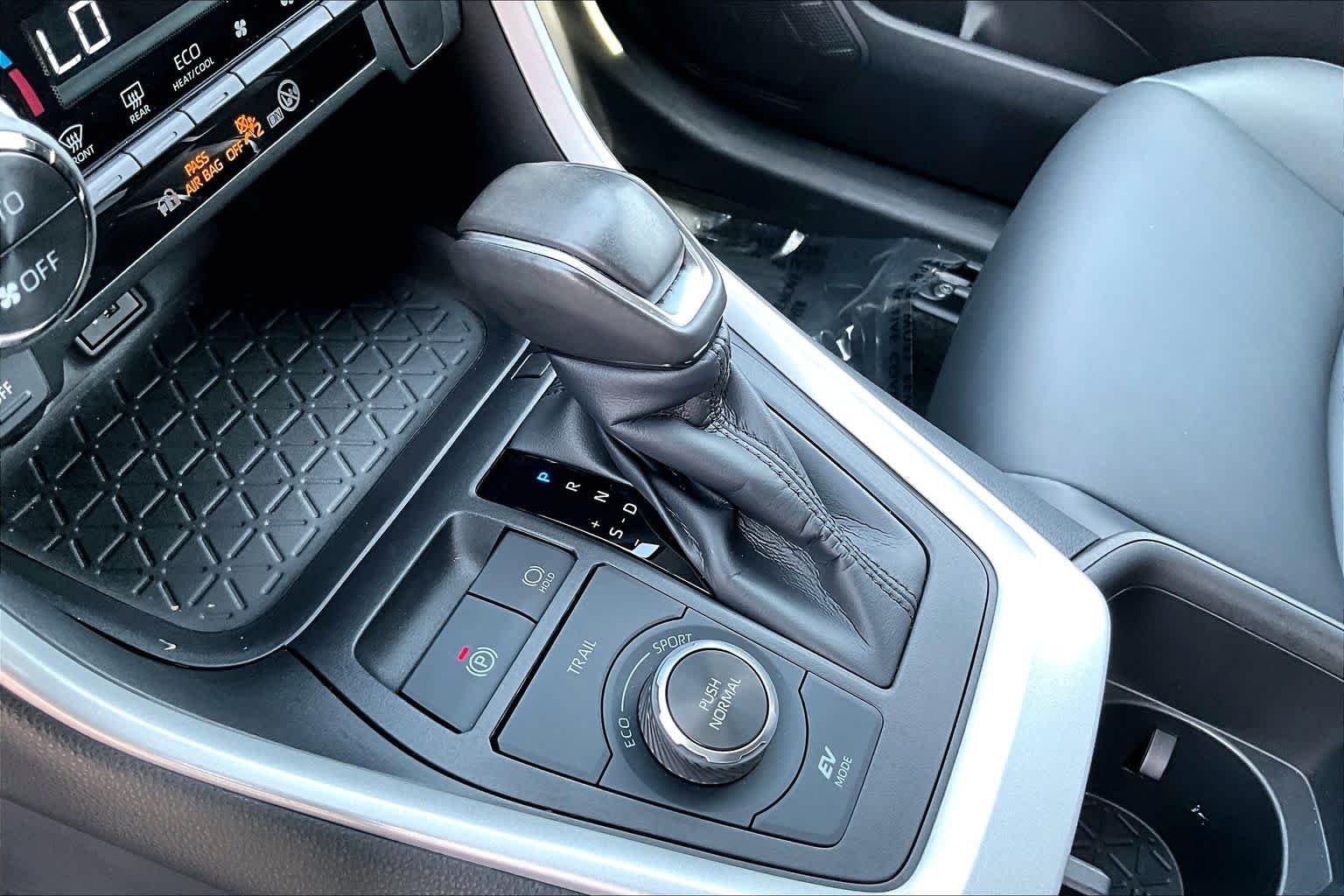 Used 2024 Magnetic Gray Metallic Toyota Hybrid XLE Premium image 17