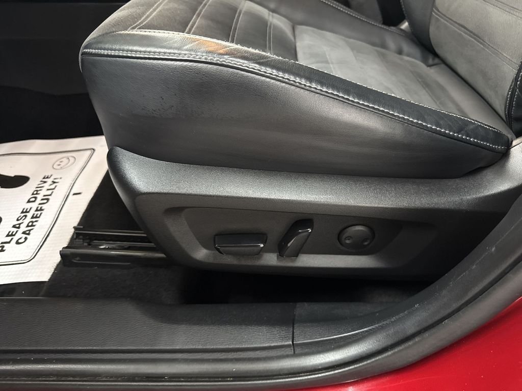 Used 2022 Red Mitsubishi  image 13