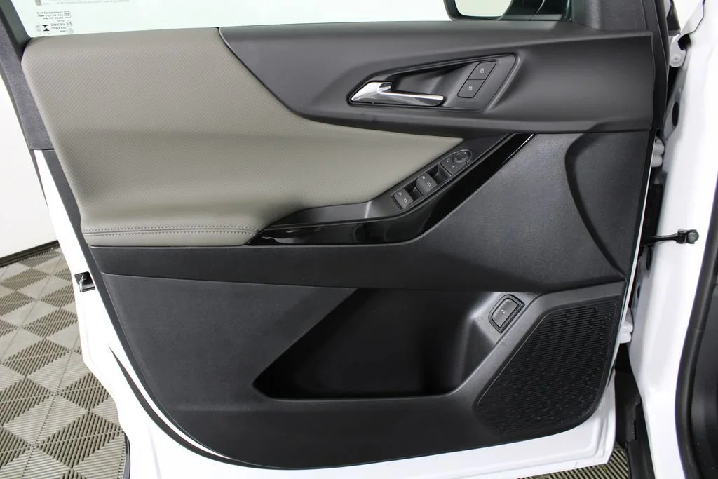 New 2027 Summit White Chevrolet LT image 11