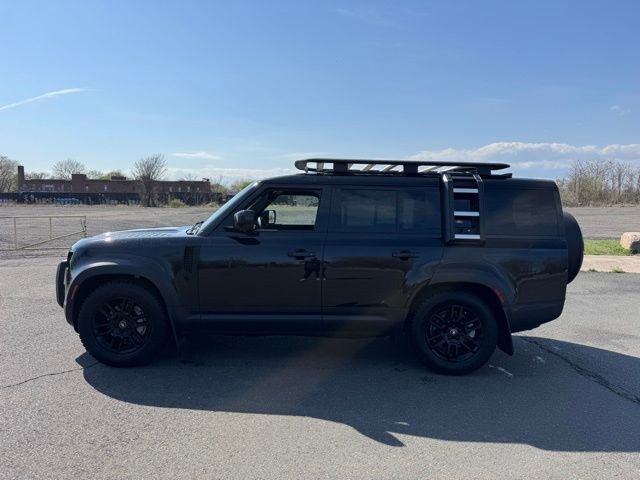 New 2023 Santorini Black Land Rover SE image 2