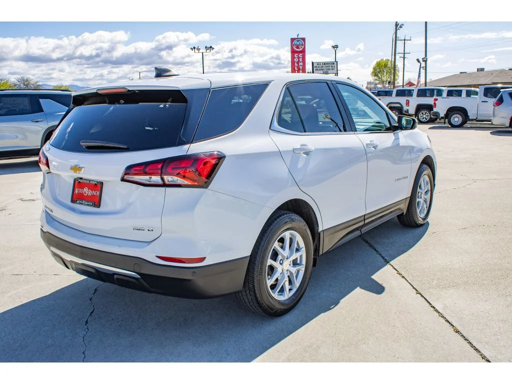 Used 2024 Summit White Chevrolet LT image 8