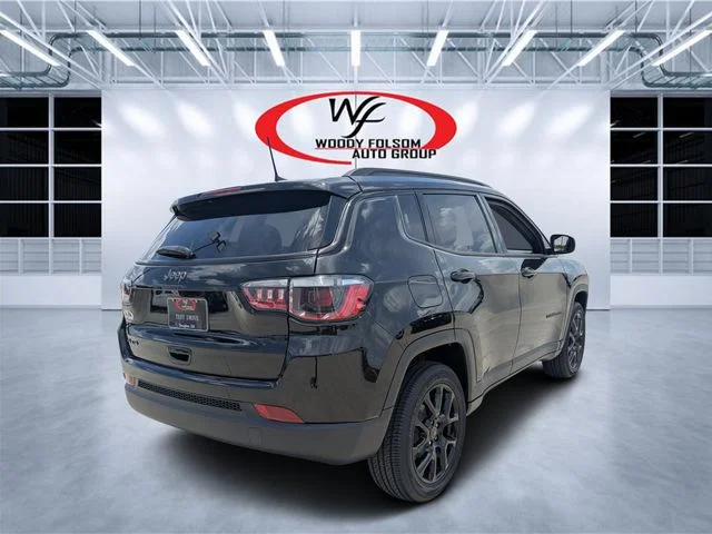 New 2026 Diamond Black Crystal Pearl-Coat Exterior Paint Jeep Latitude image 3