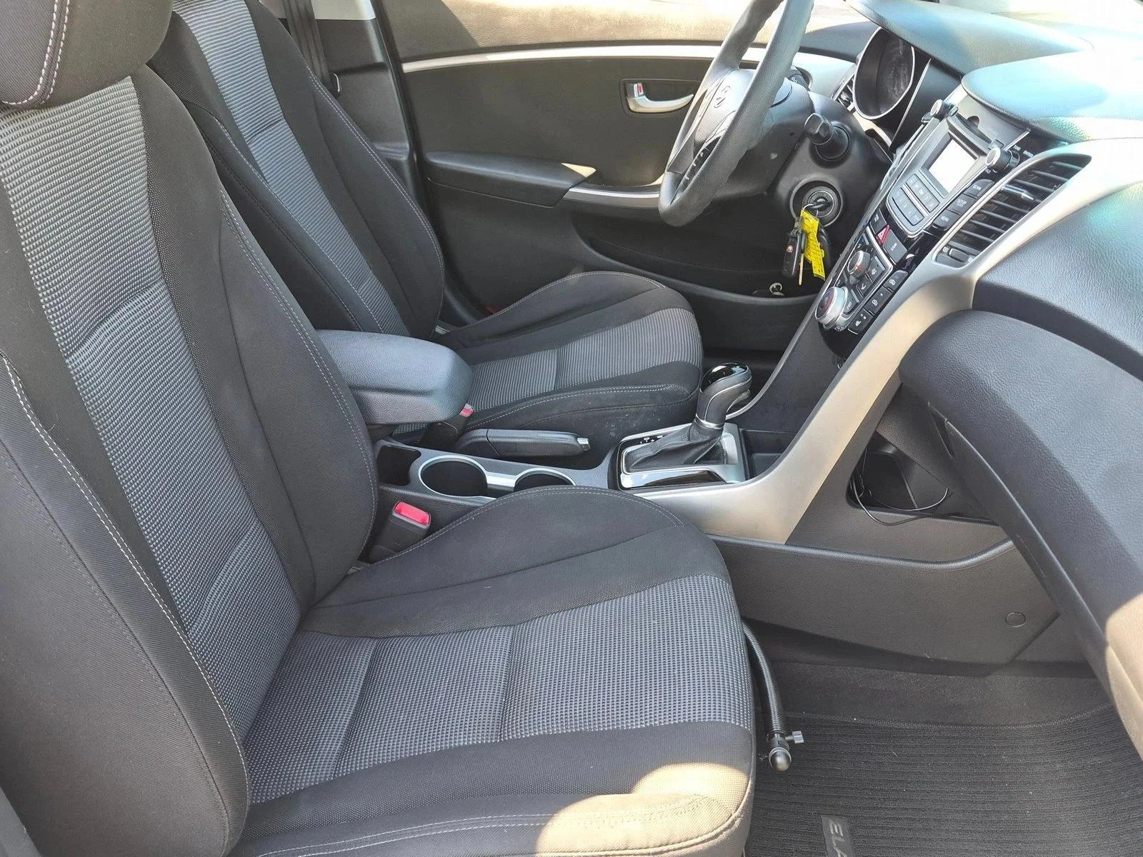 Used 2014 Shimmering Silver Hyundai  image 18