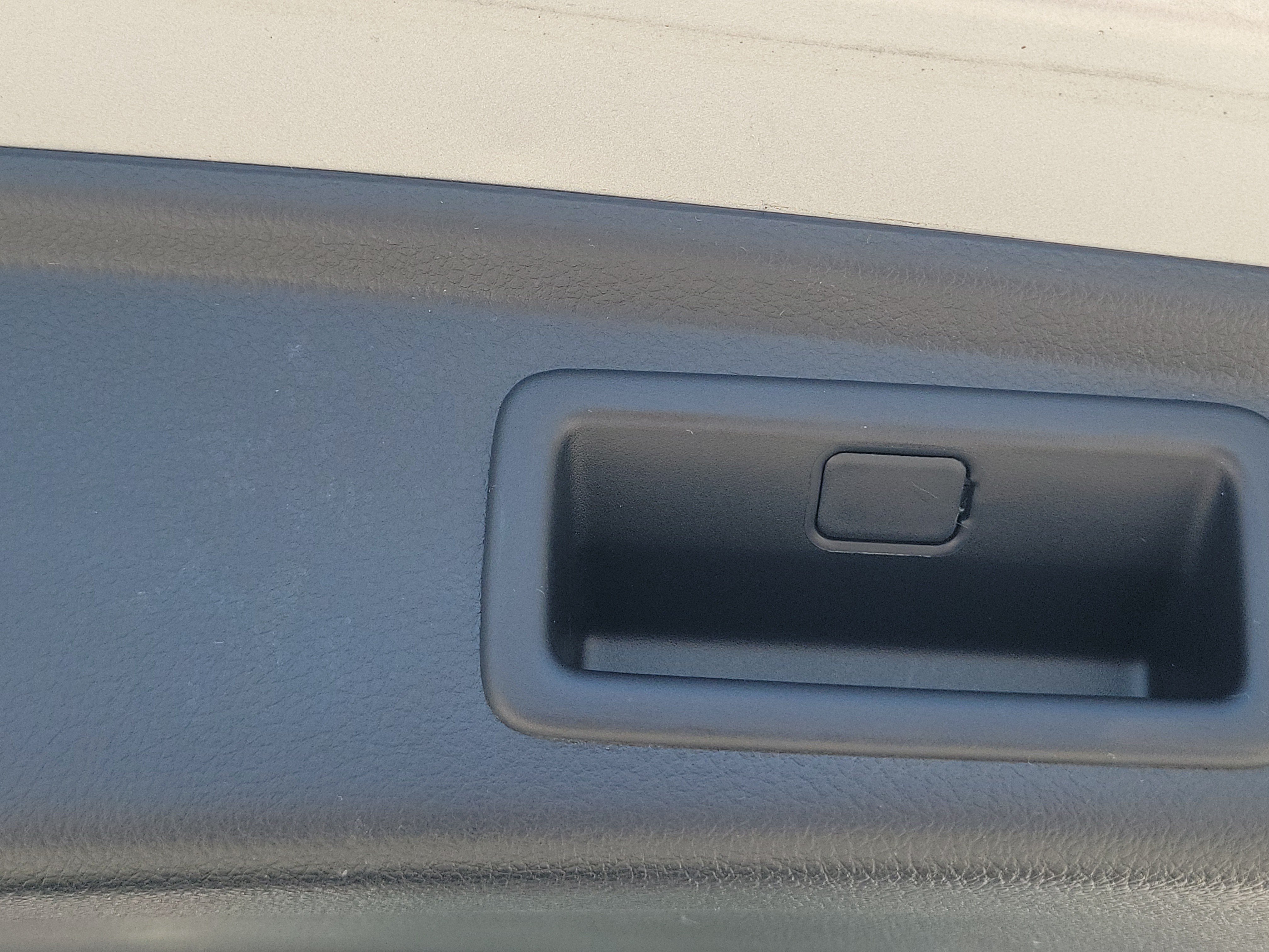 Used 2017 Ice Silver Metallic Subaru Premium image 9
