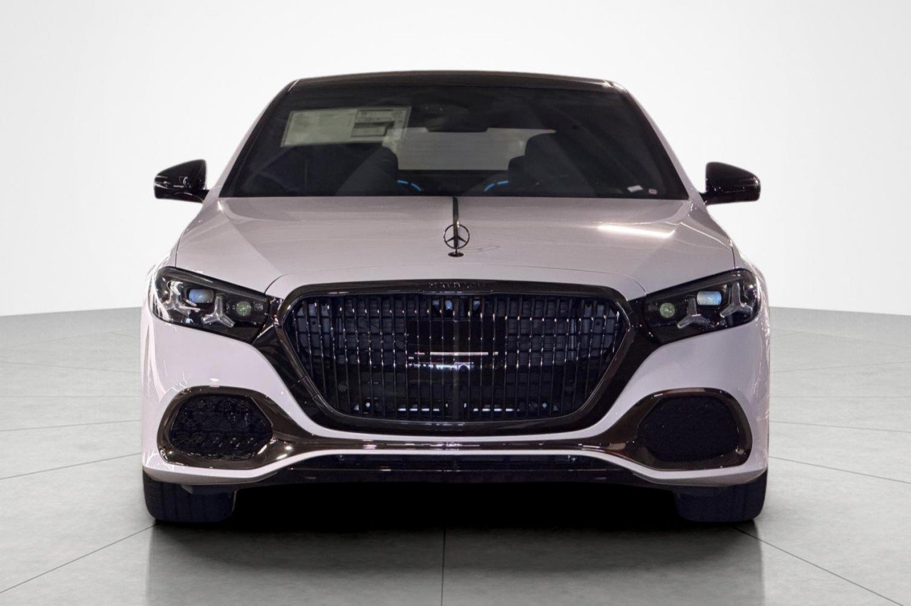 New 2027 MANUFAKTUR Moonlight White Metallic Mercedes-Benz Maybach S 580 4MATIC® Sedan image 7