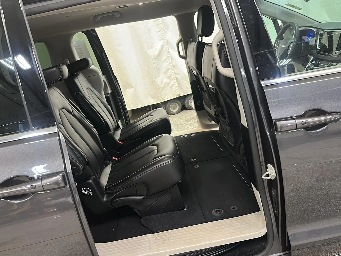 Used 2023 Granite Crystal Metallic Clearcoat Chrysler Touring L image 30