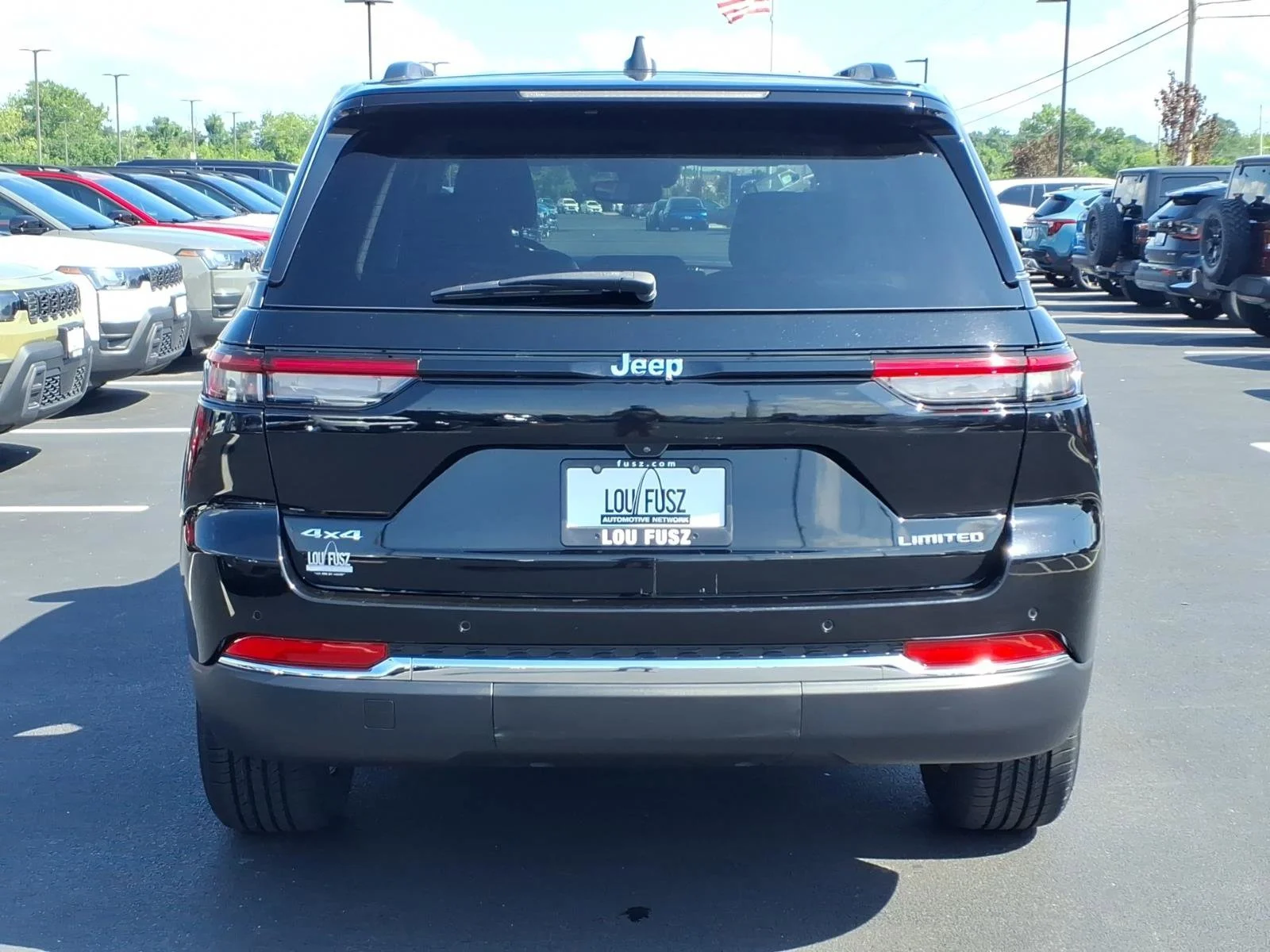Used 2023 Diamond Black Crystal Pearlcoat Jeep Limited image 29
