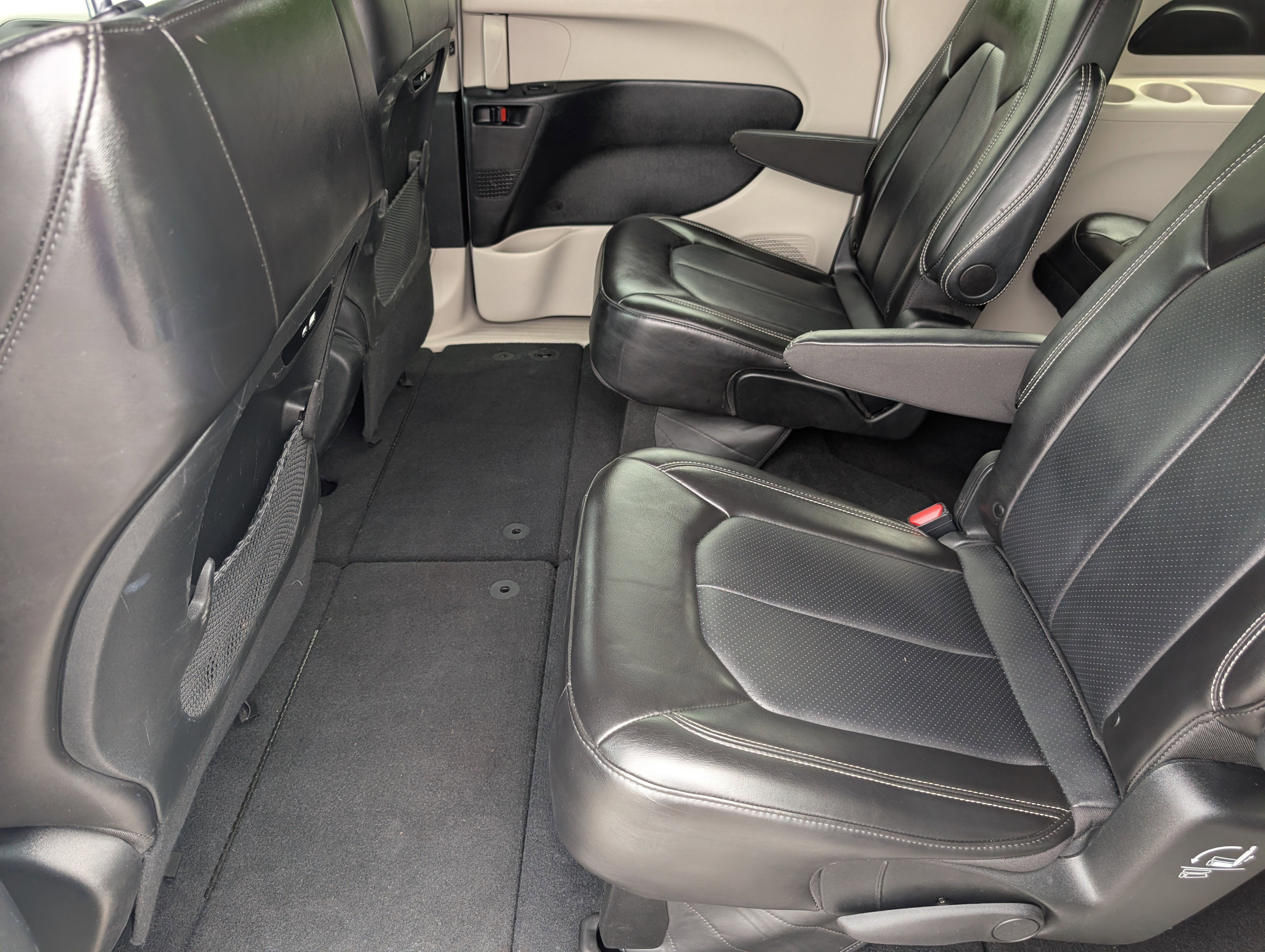 Used 2024 Bright White Clearcoat Chrysler Touring L image 10