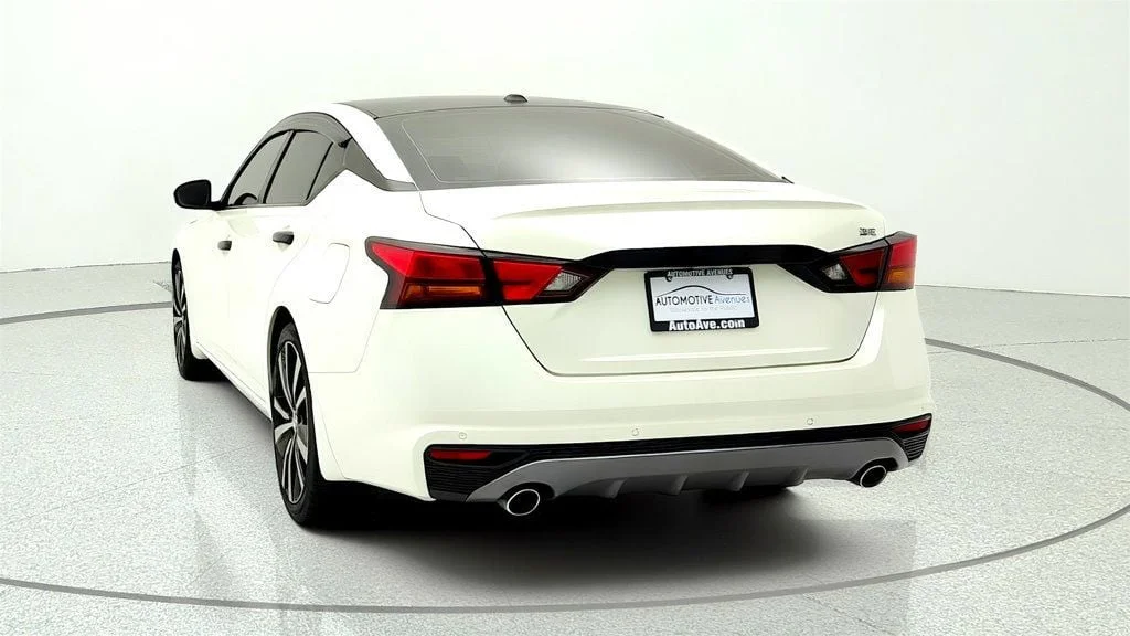 Used 2022 Pearl White Tricoat Nissan 2.5 SR Sedan image 6