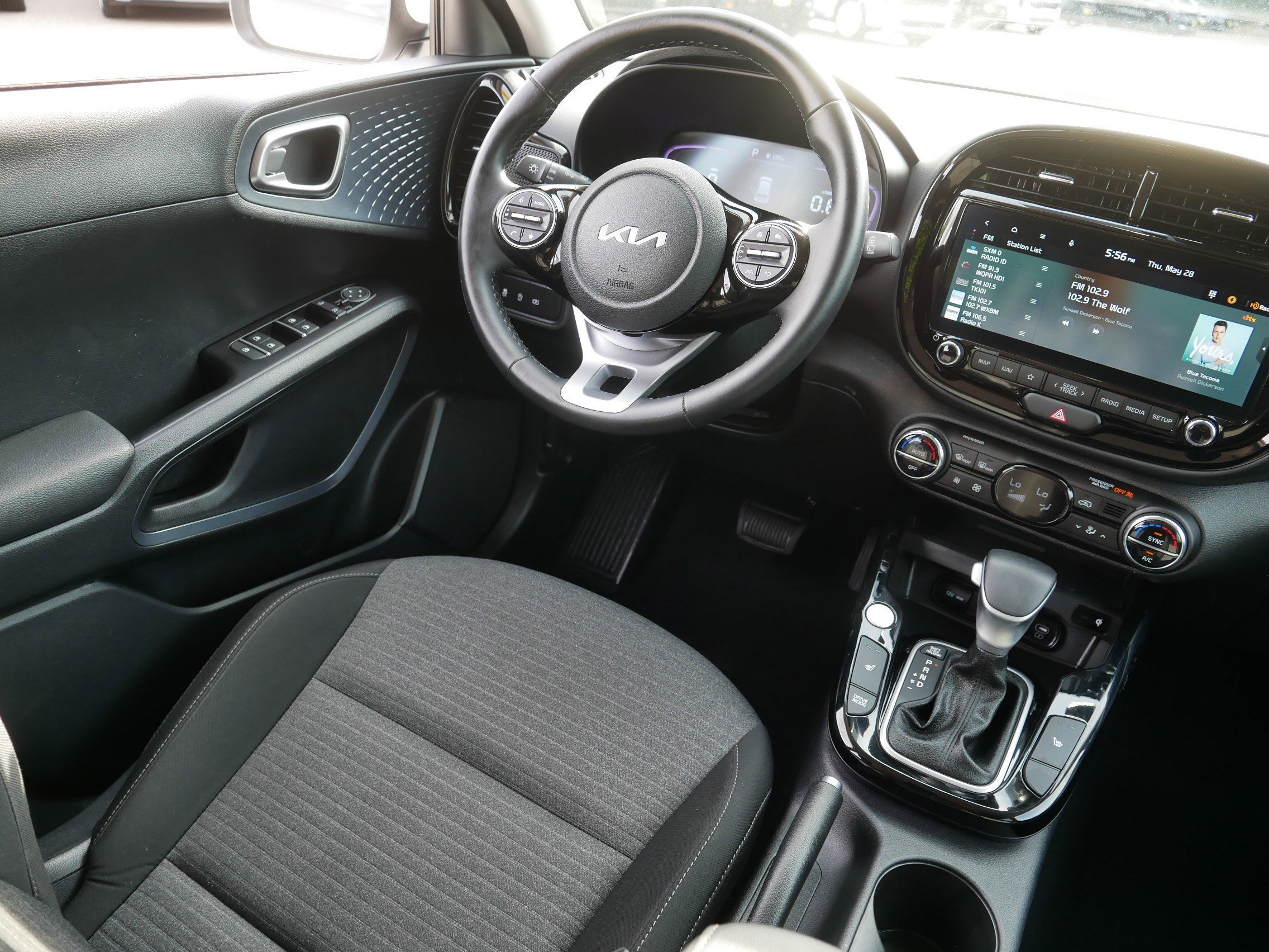Used 2025 Snow White Pearl Kia EX image 9
