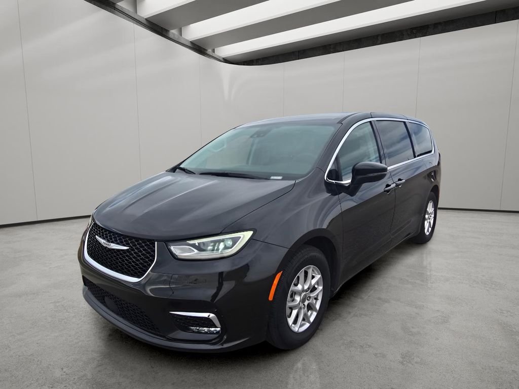 2023 Chrysler Pacifica Touring L's photo