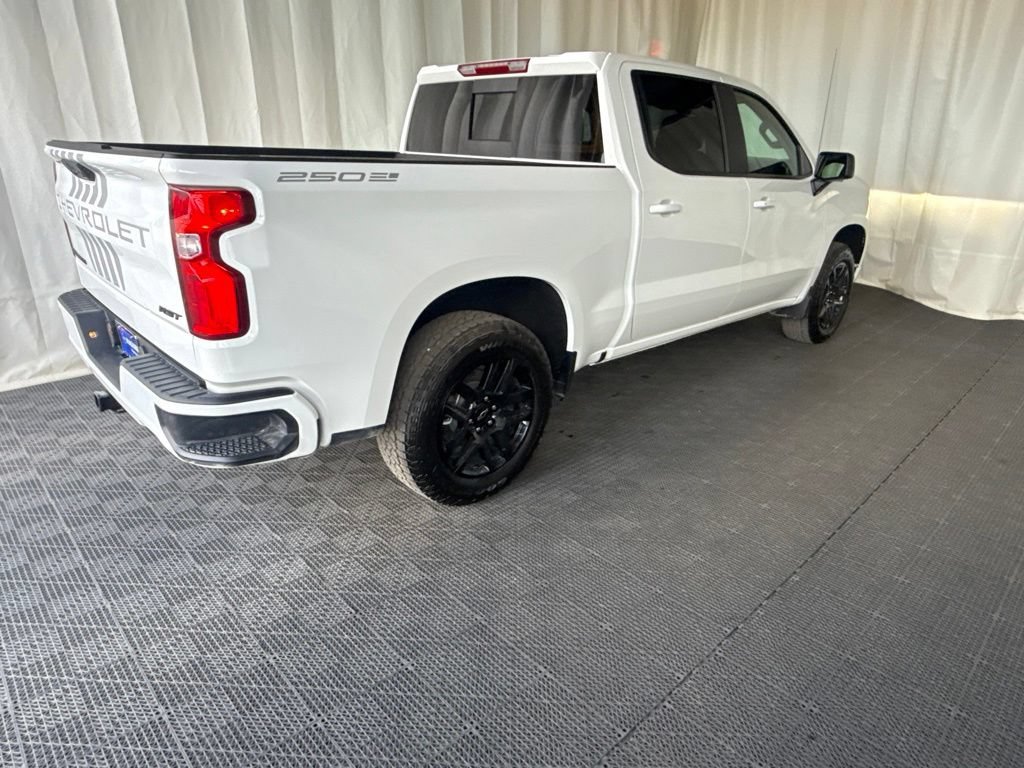 New 2026 Summit White Chevrolet RST image 3