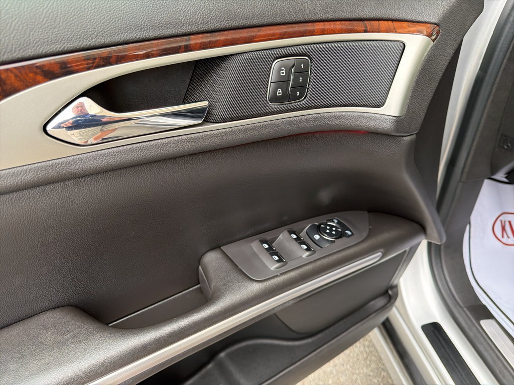 Used 2013 Silver Lincoln Base image 14