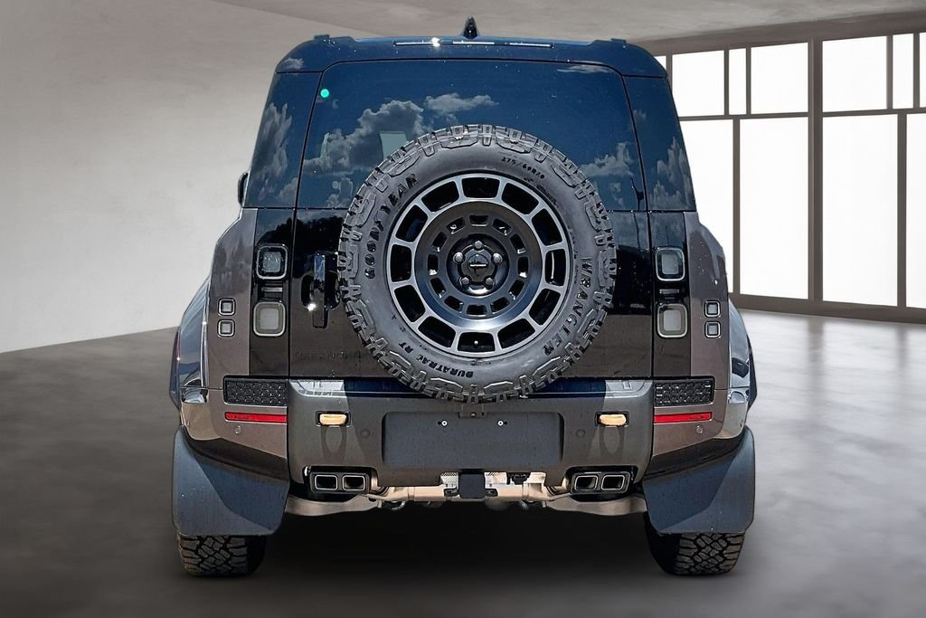 New 2026 Charente Gray Premium Metallic Land Rover OCTA image 4