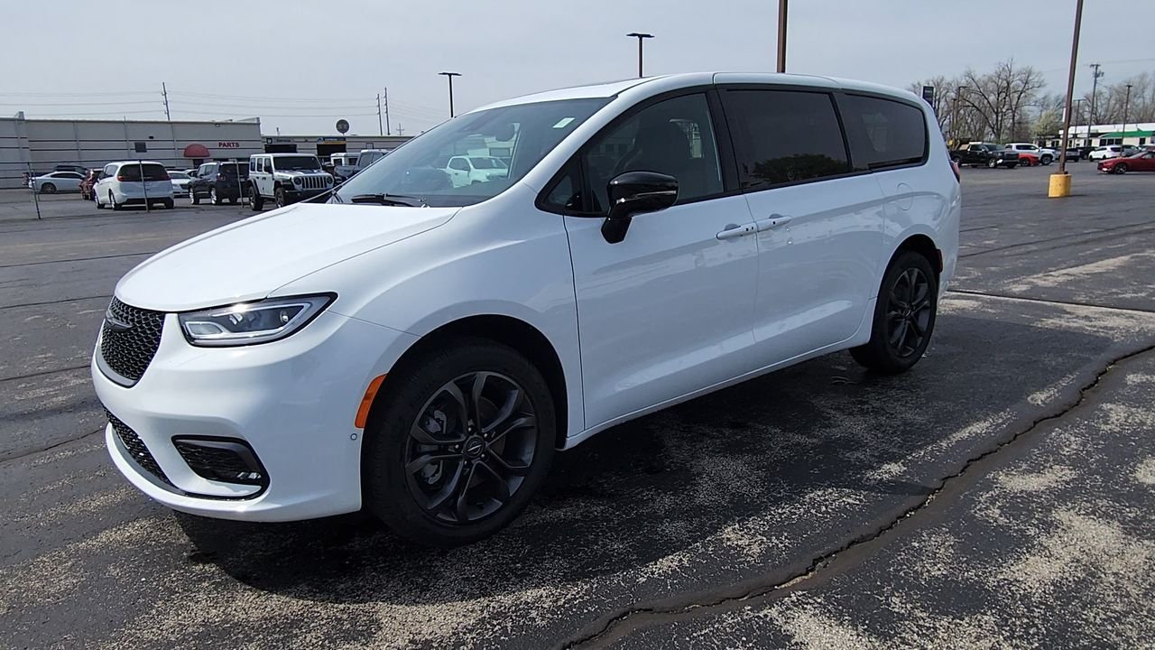 New 2026 Bright White Clear-Coat Exterior Paint Chrysler Select image 4
