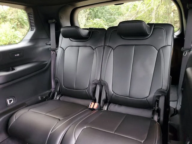 New 2025 Diamond Black Crystal Pearl-Coat Exterior Paint Jeep Limited image 9
