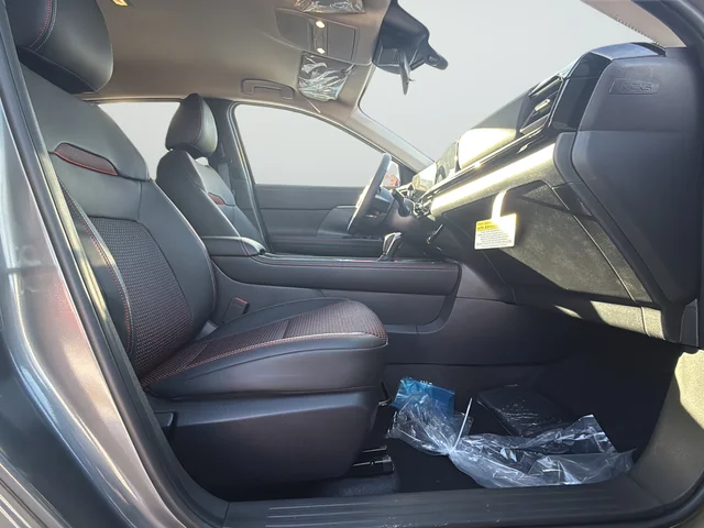New 2026 Gun Metallic / Scarlet Ember Tintcoat Two-tone Nissan SR image 10