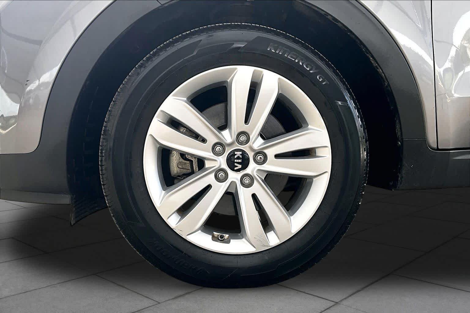 Used 2017 Mineral Silver Kia LX image 11