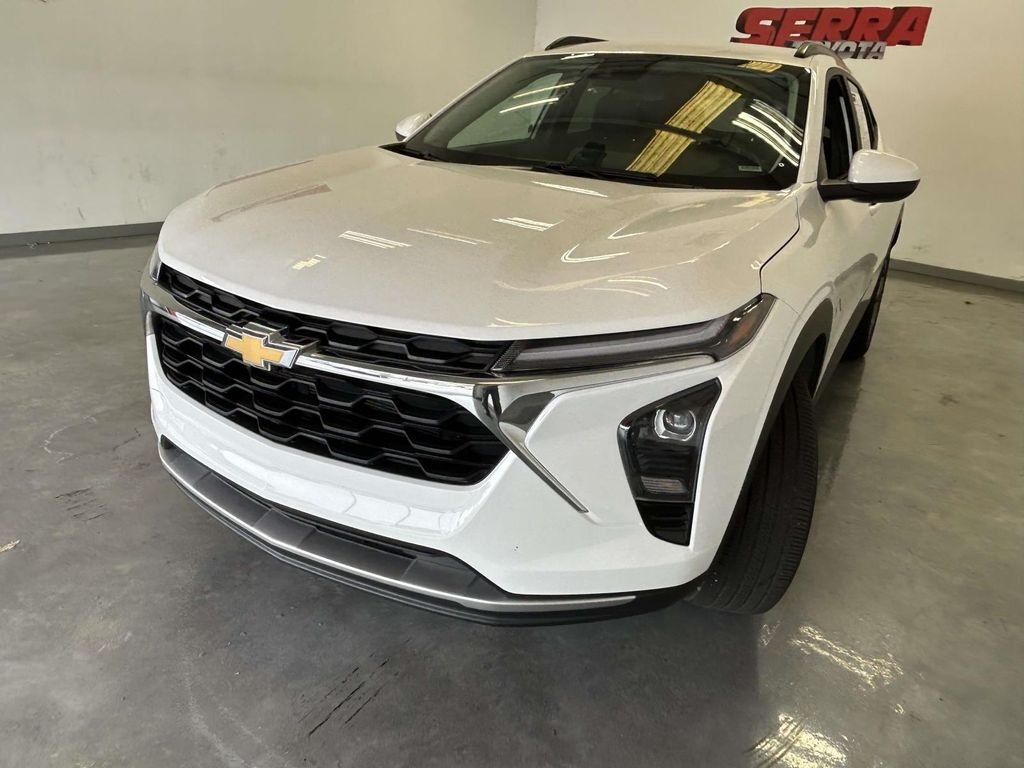 Used 2025 White Chevrolet LT image 7