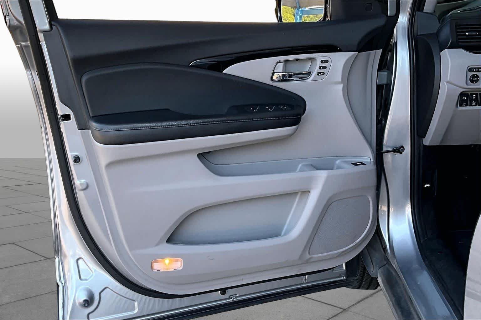 Certified Used 2019 Lunar Silver Metallic Honda RTL-E image 21