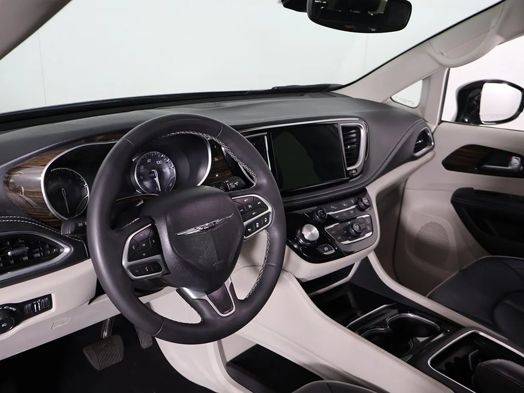 Used 2024 Silver Mist Clearcoat Chrysler Limited image 29
