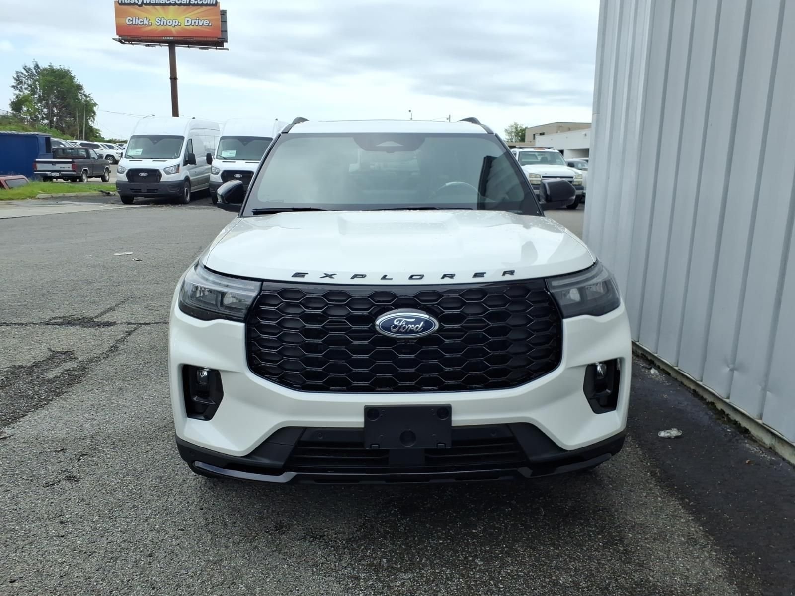 New 2026 Star White Metallic Tri-Coat Ford ST-Line image 2