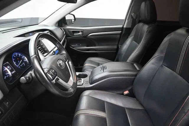 Used 2019 Midnight Black Metallic Toyota SE image 17