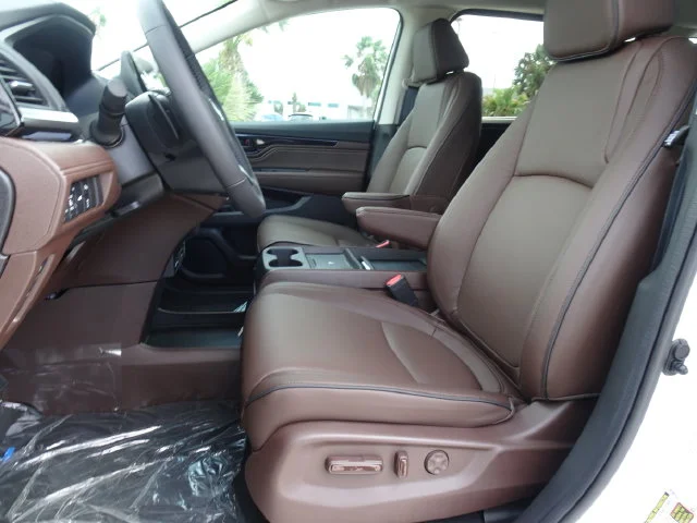 New 2027 Platinum White Pearl Honda Touring image 7