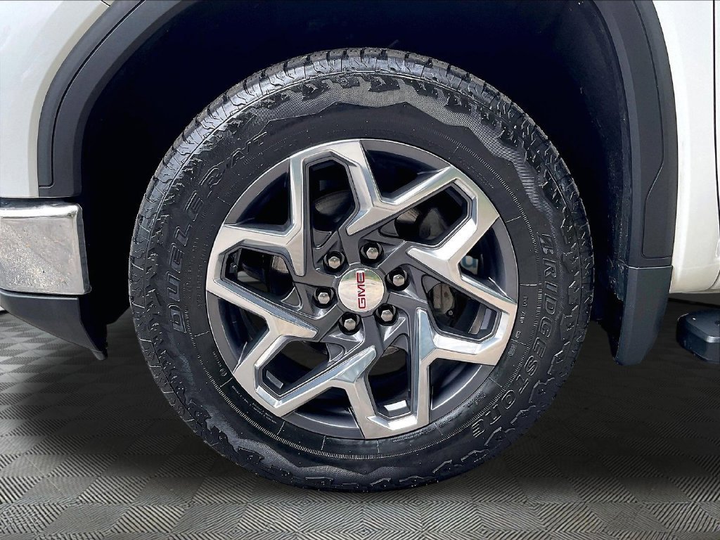 Used 2023 White GMC SLT image 22