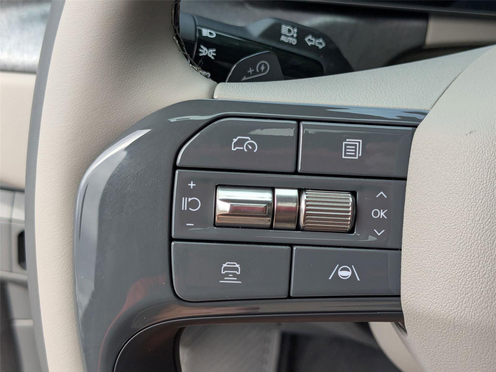 New 2026 EBONY BLACK KIA WIND image 19