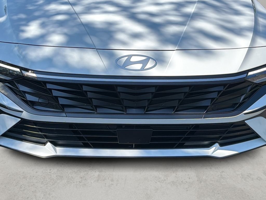 2025 Hyundai Elantra Limited - Photo 9