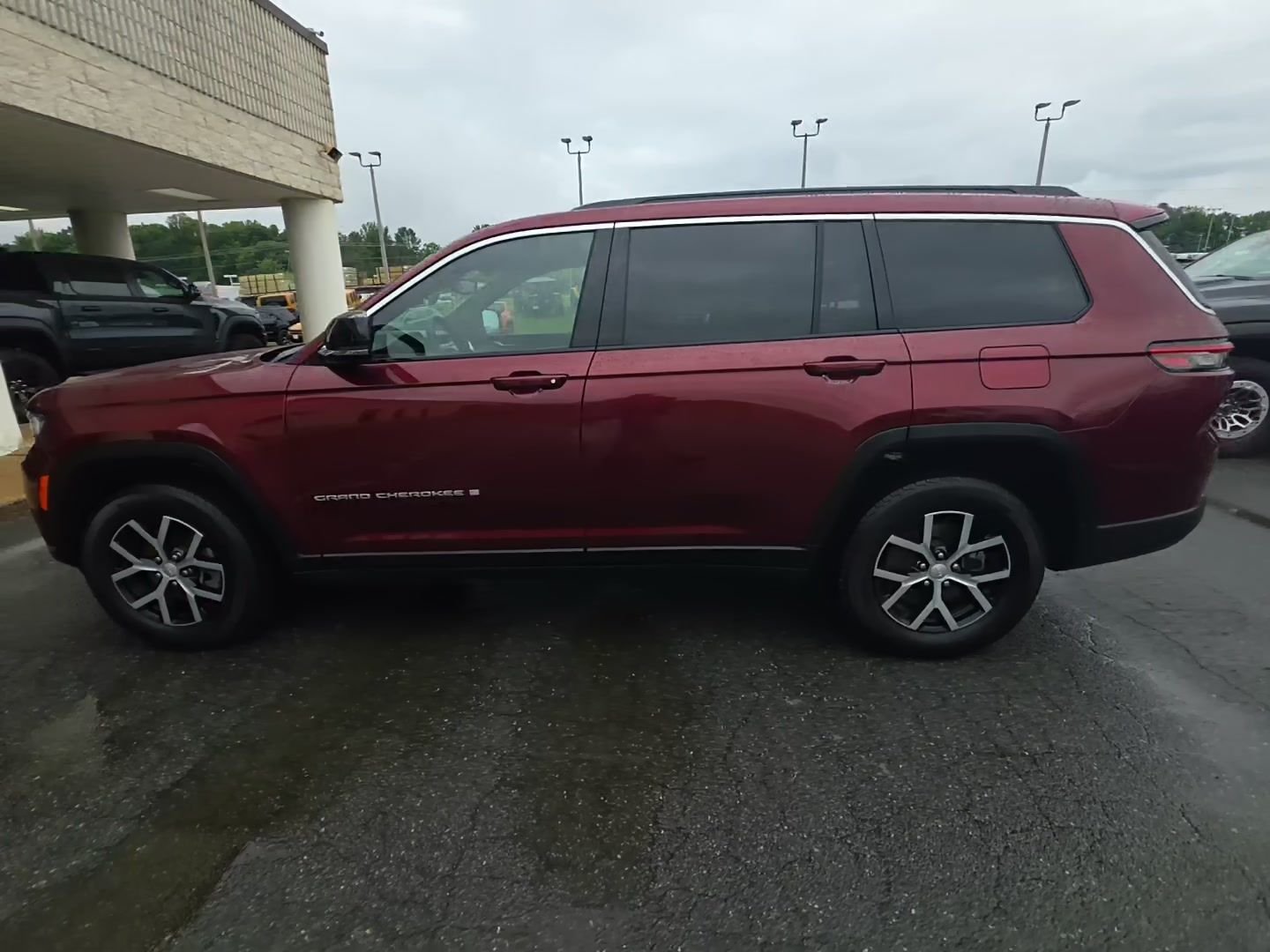 Used 2025 Red Jeep Limited image 1