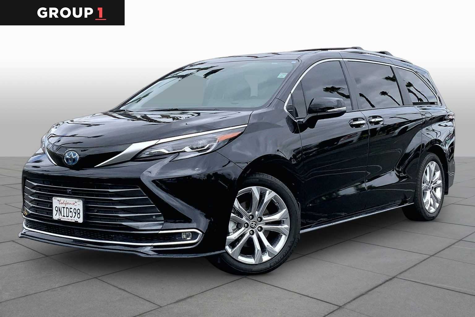 2024 Toyota Sienna Platinum 7-Passenger Hybrid FWD's photo