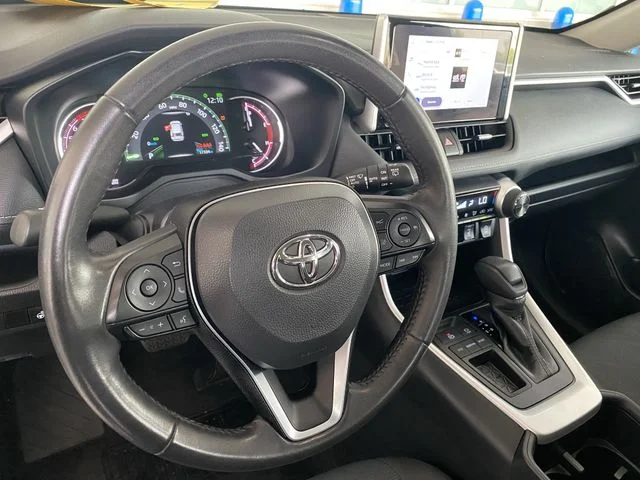 2025 Toyota RAV4 XLE - Photo 19