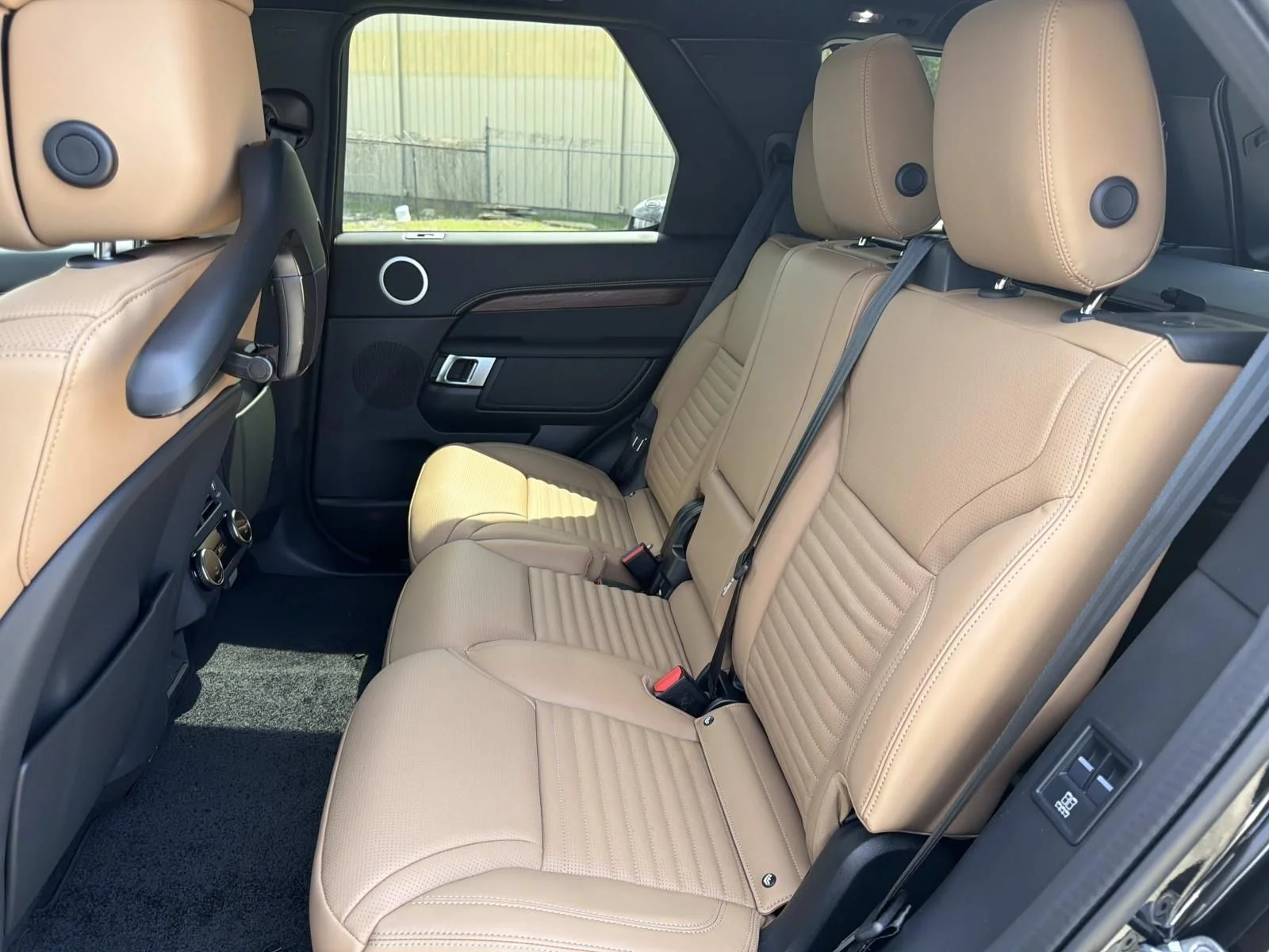 New 2026 Santorini Black Land Rover Dynamic SE image 8
