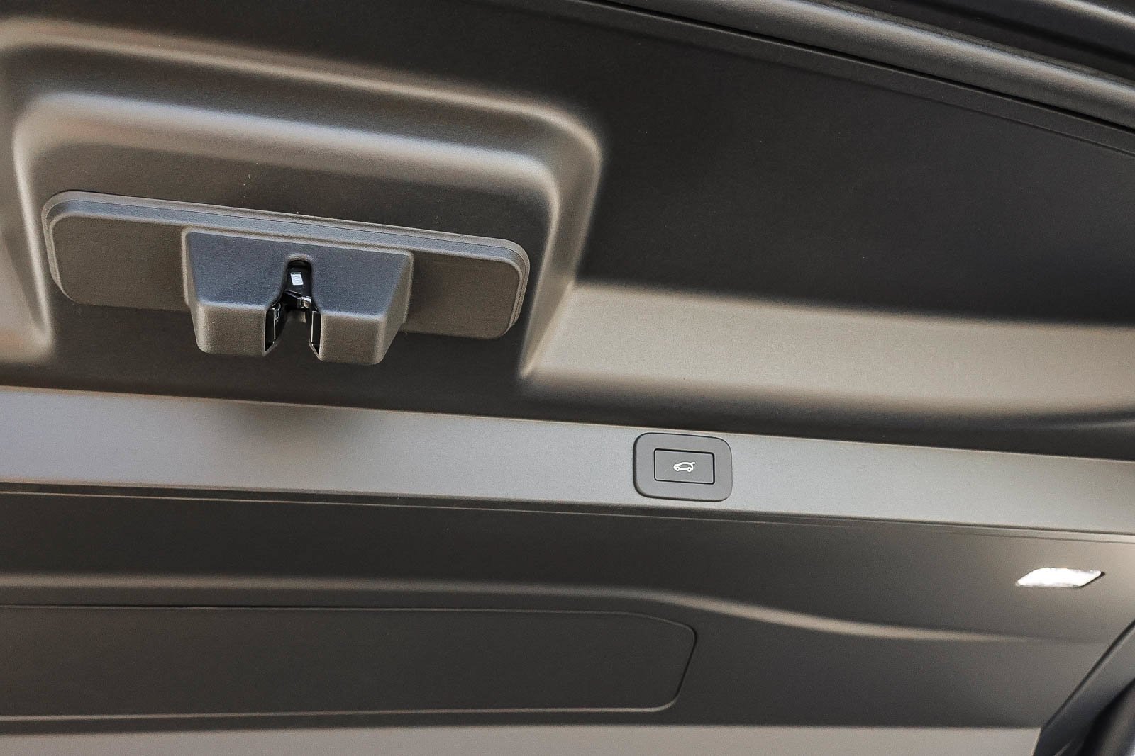 New 2026 Eiger Grey Land Rover SE image 23
