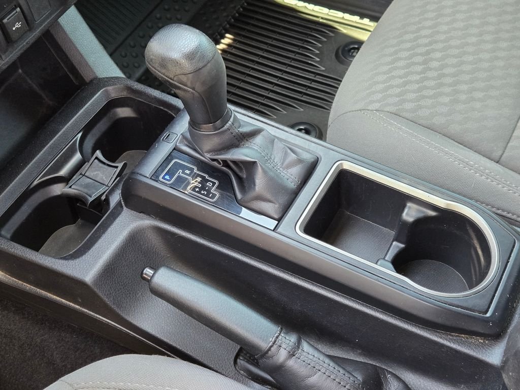 Used 2020 White Toyota SR image 28