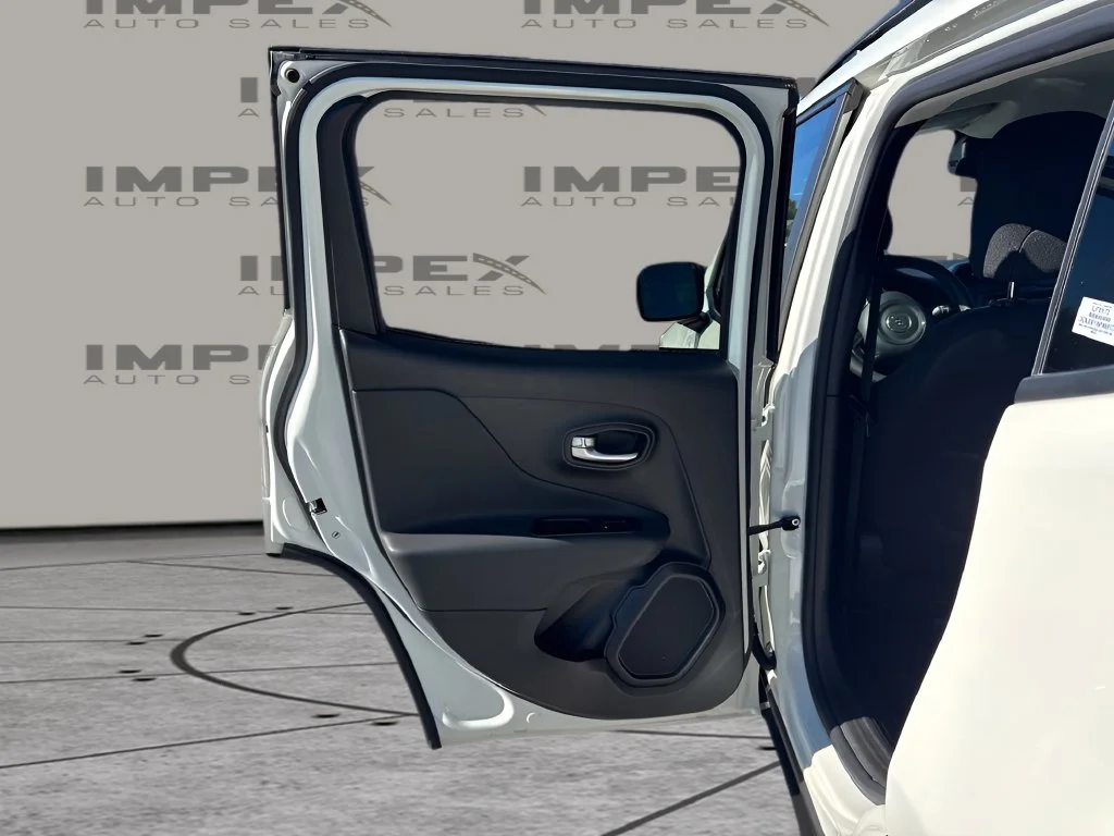 Used 2022 White Jeep Latitude image 25