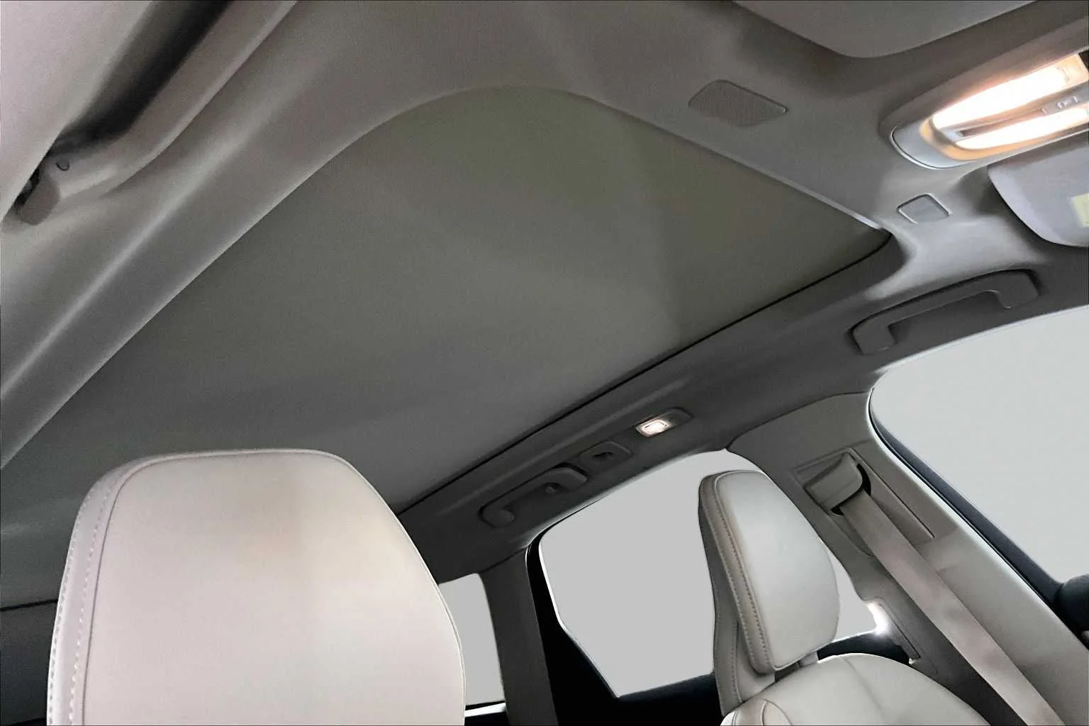 Used 2022 Crystal White Metallic Volvo Inscription image 14