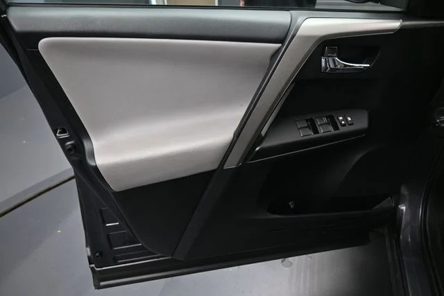 Used 2018 Gray Toyota XLE image 18