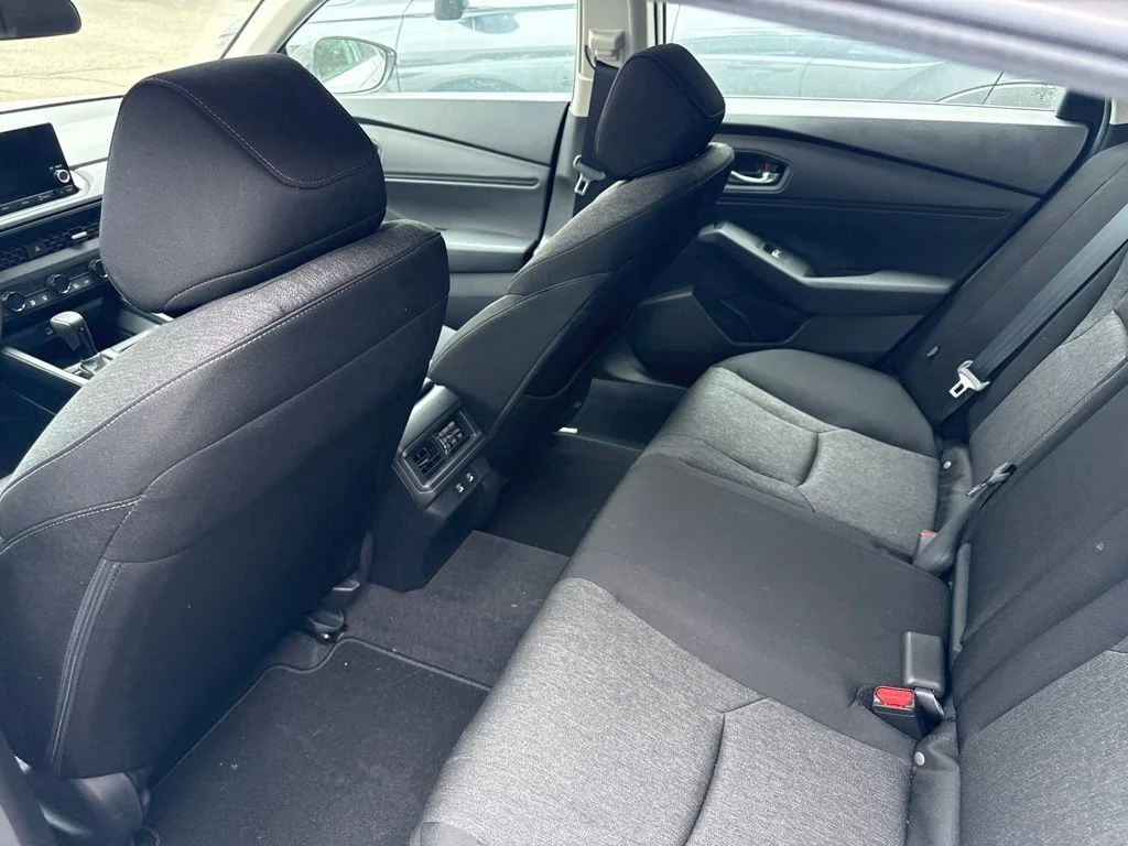 Used 2025 Platinum White Pearl Honda SE image 9