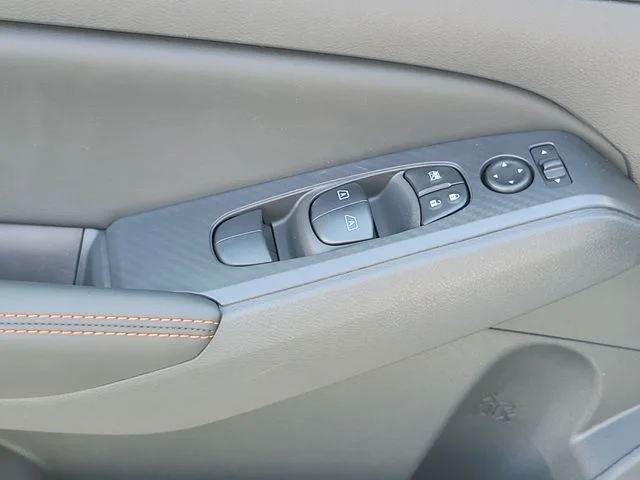 New 2026 Gray Sky Pearl / Super Black Two-tone Nissan SR image 17