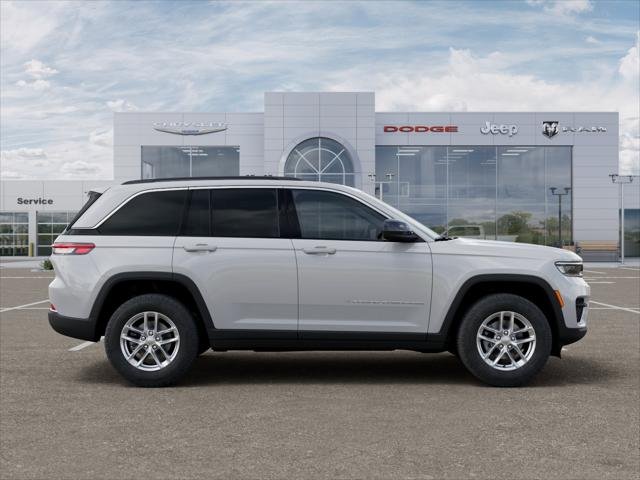 New 2026 Bright White Clear-Coat Exterior Paint Jeep Laredo 4x4 image 47