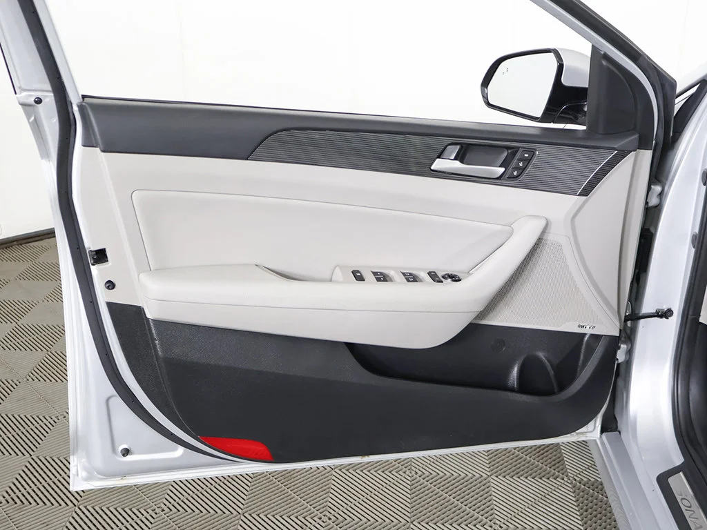 Used 2019 Silver Hyundai Limited image 26