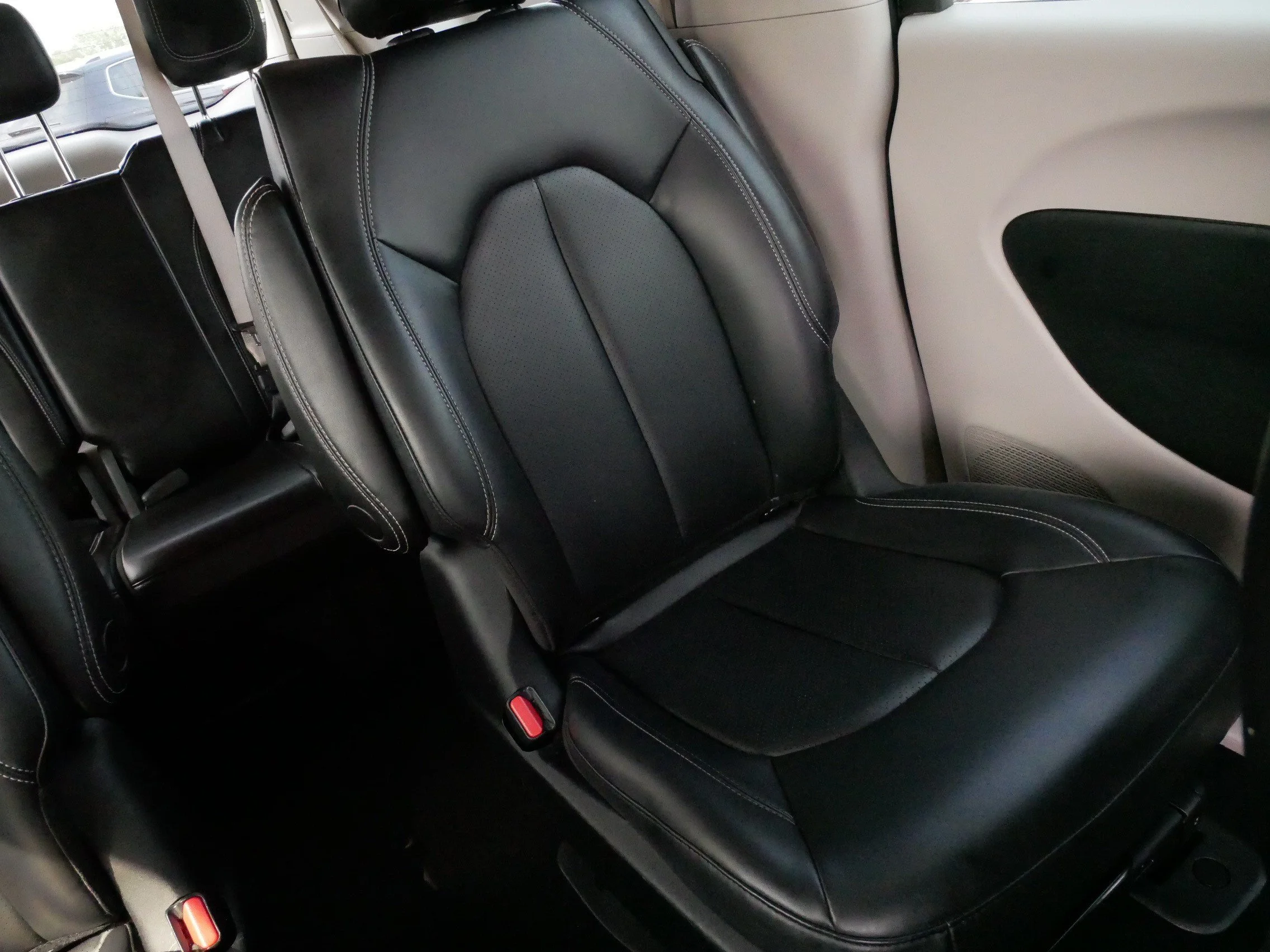 Used 2023 Brilliant Black Crystal Pearlcoat Chrysler Hybrid Touring L image 14
