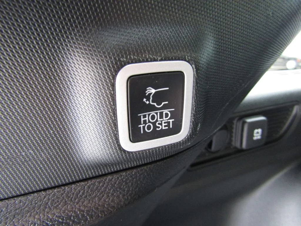 Used 2025 Diamond Black Jeep Altitude image 17