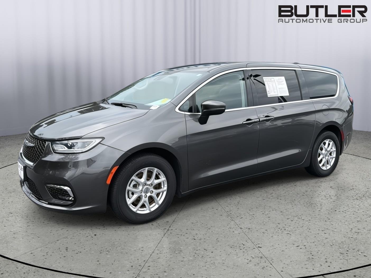 Used 2023 Granite Crystal Metallic Clearcoat Chrysler Touring L image 2