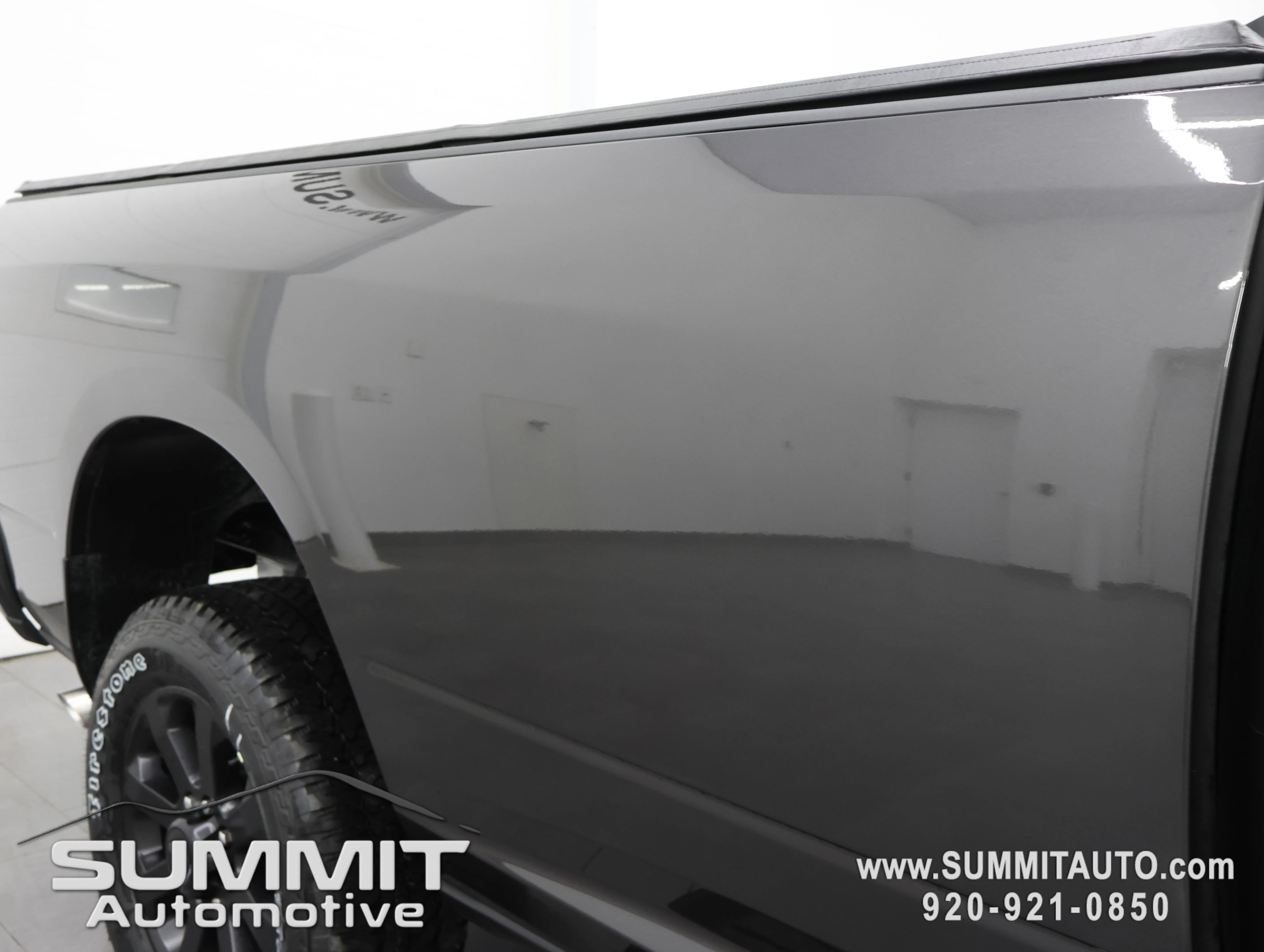 New 2026 Granite Crystal Metallic Clear-Coat Exterior Paint RAM Laramie image 25